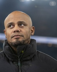 网页版登录入口-记者：孔帕尼满意戴伯尔和查韦斯两位18岁中场表现，今夏可能外租